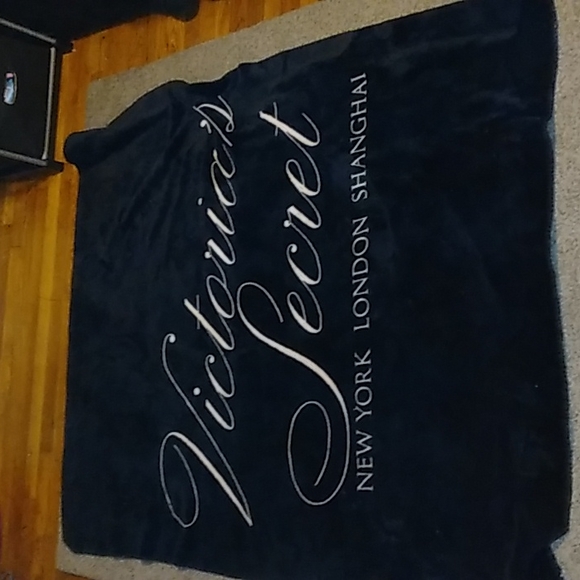 Victoria's Secret throw blanket - Picture 1 of 3